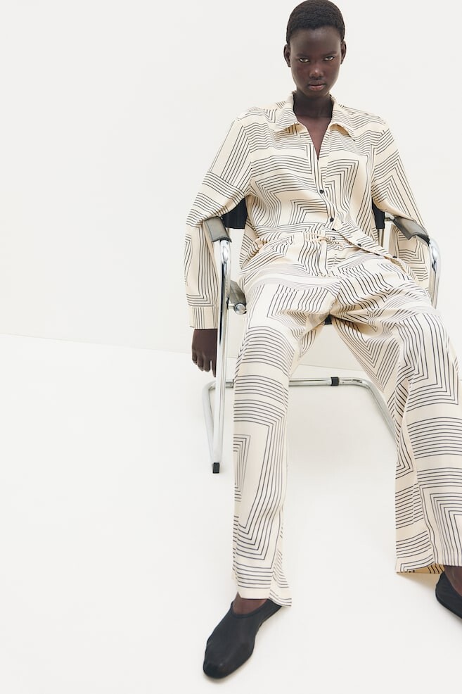 Широкие брюки без застежки H&M, бежевый
Широкие брюки без застежки H&M, бежевый