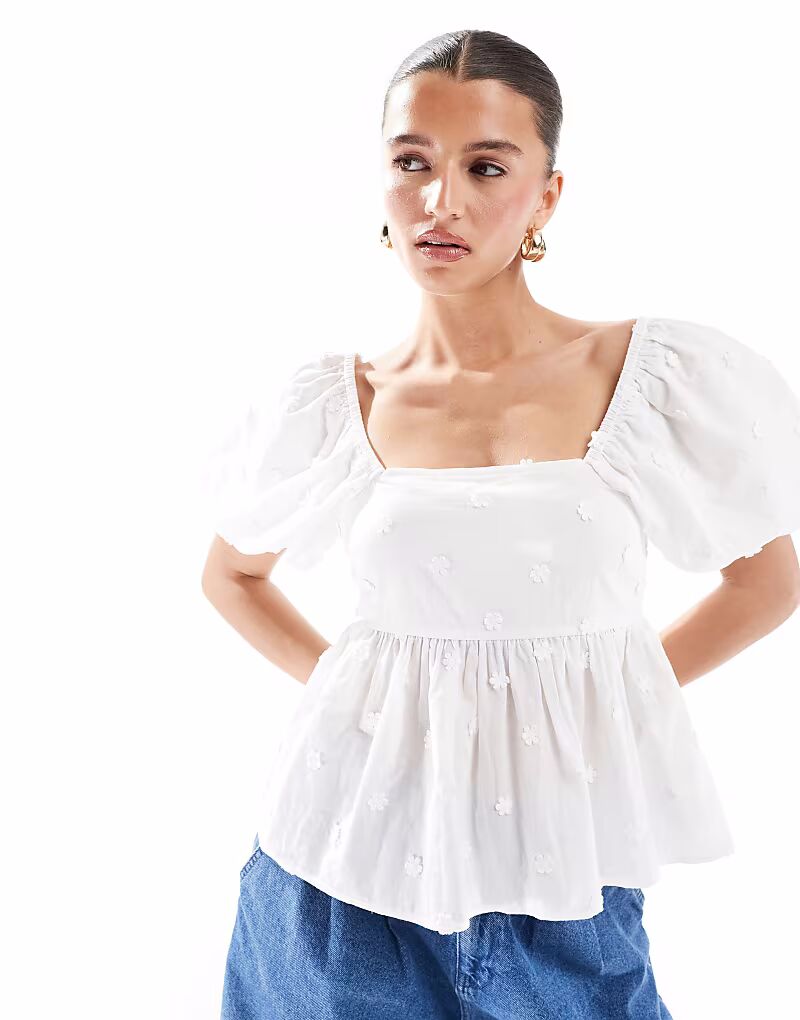 Белый топ New Look с баской и рукавами-фонариками, вышитыми ромашками
Белый топ New Look с баской и рукавами-фонариками, вышитыми ромашками