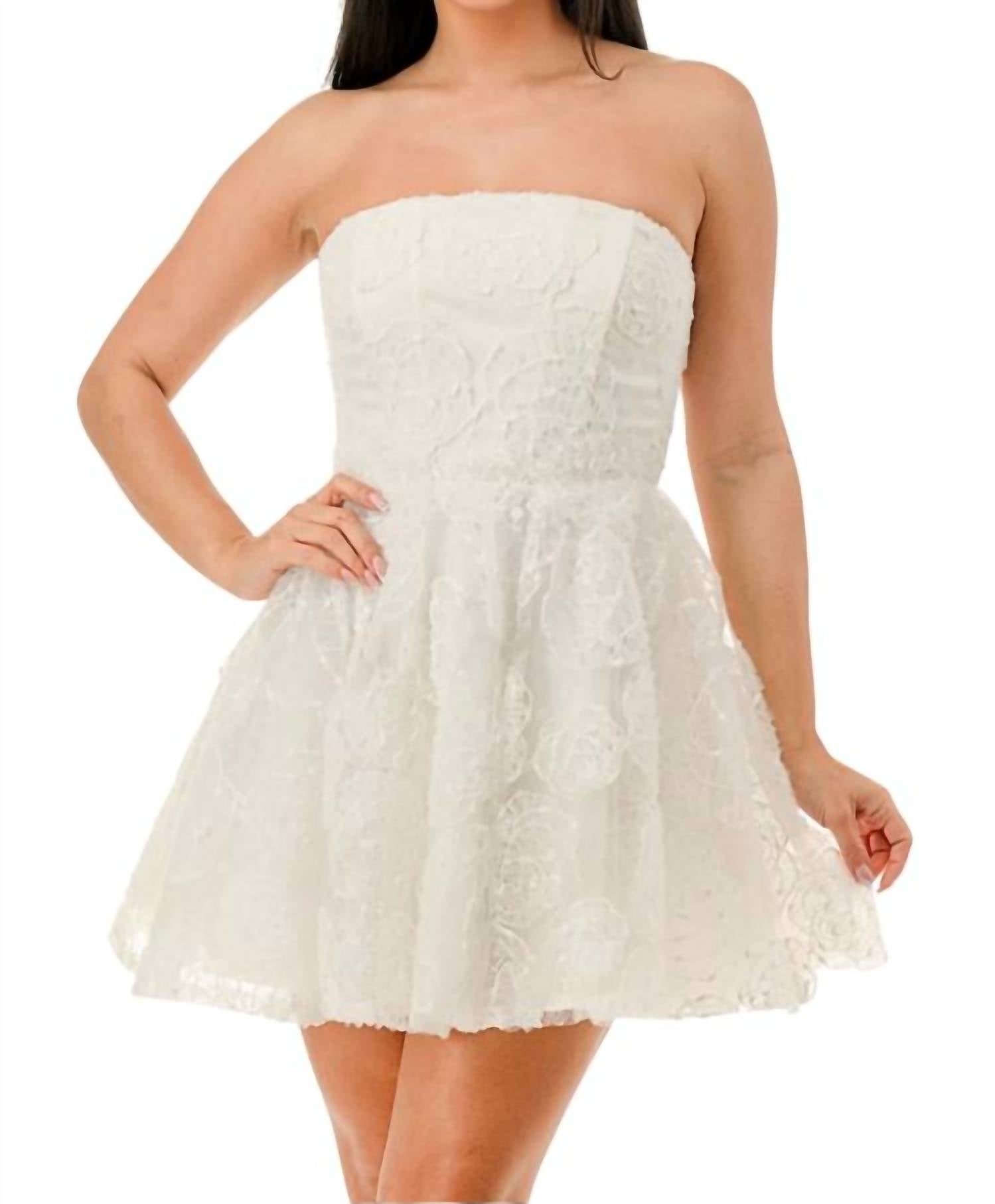 Белое мини-платье с цветочными аппликациями и блестками Lovesome
Белое мини-платье с цветочными аппликациями и блестками Lovesome