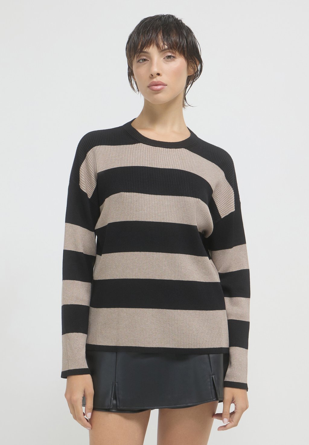 Джемпер SCATOLARE RIGHE S923 Calliope, черный
Джемпер SCATOLARE RIGHE S923 Calliope, черный