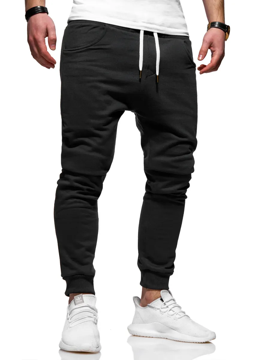 Спортивные брюки behype "JOGGERY" современного приталенного кроя, черный
Спортивные брюки behype "JOGGERY" современного приталенного кроя, черный
