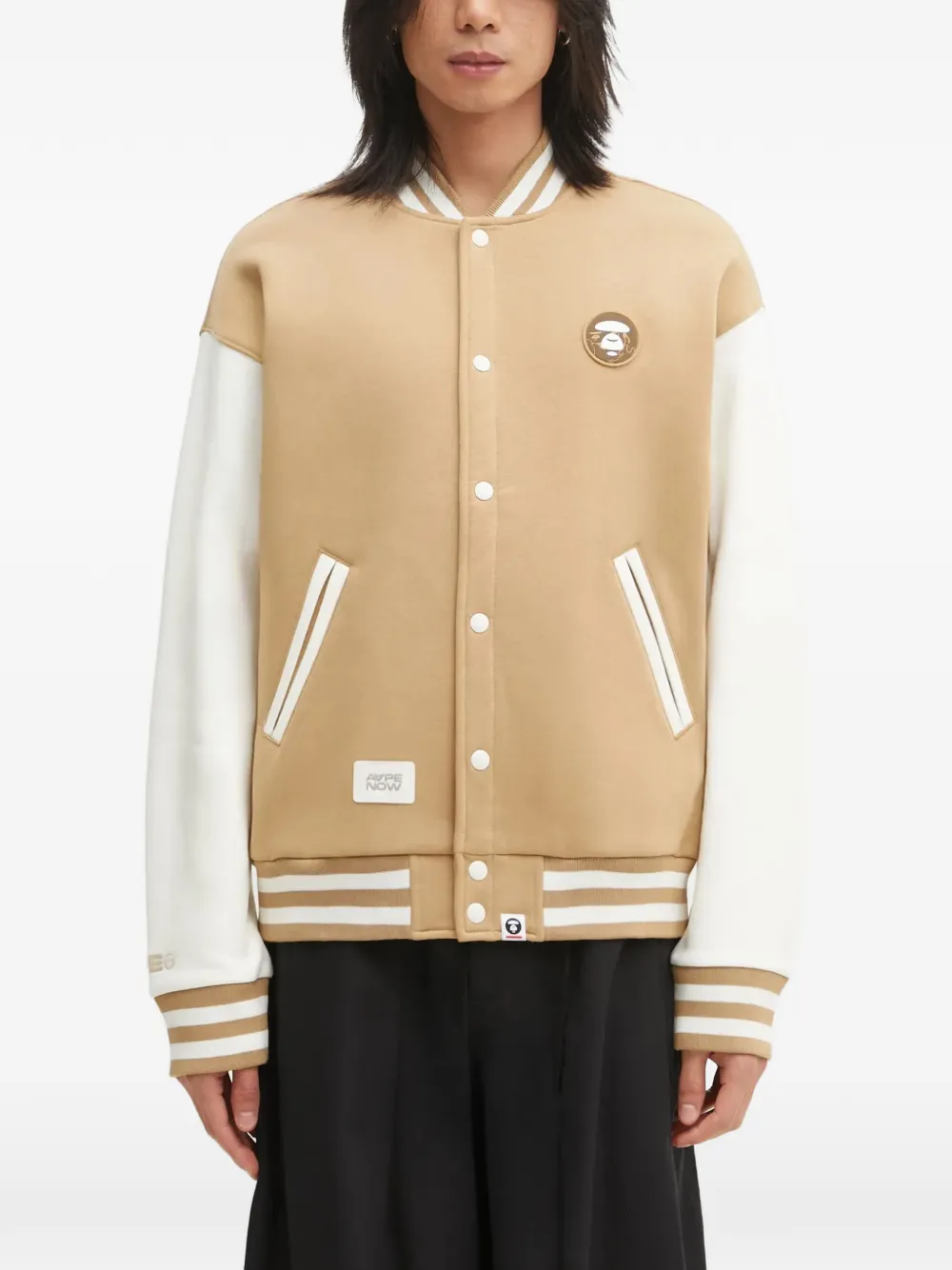 Бомбер с нашивкой-логотипом и полосатыми отделками AAPE BY *A BATHING APE, бежевый
Бомбер с нашивкой-логотипом и полосатыми отделками AAPE BY *A BATHING APE, бежевый