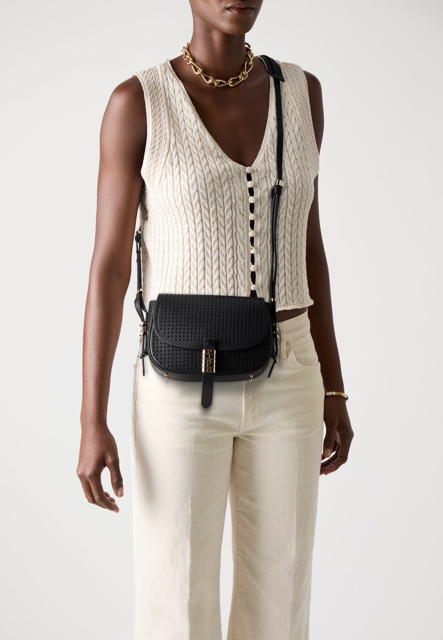 Сумка кросс-боди Pinko SADDLE MINI PELLE TRAFORATA, Limousine Black/Black
Сумка кросс-боди Pinko SADDLE MINI PELLE TRAFORATA, Limousine Black/Black