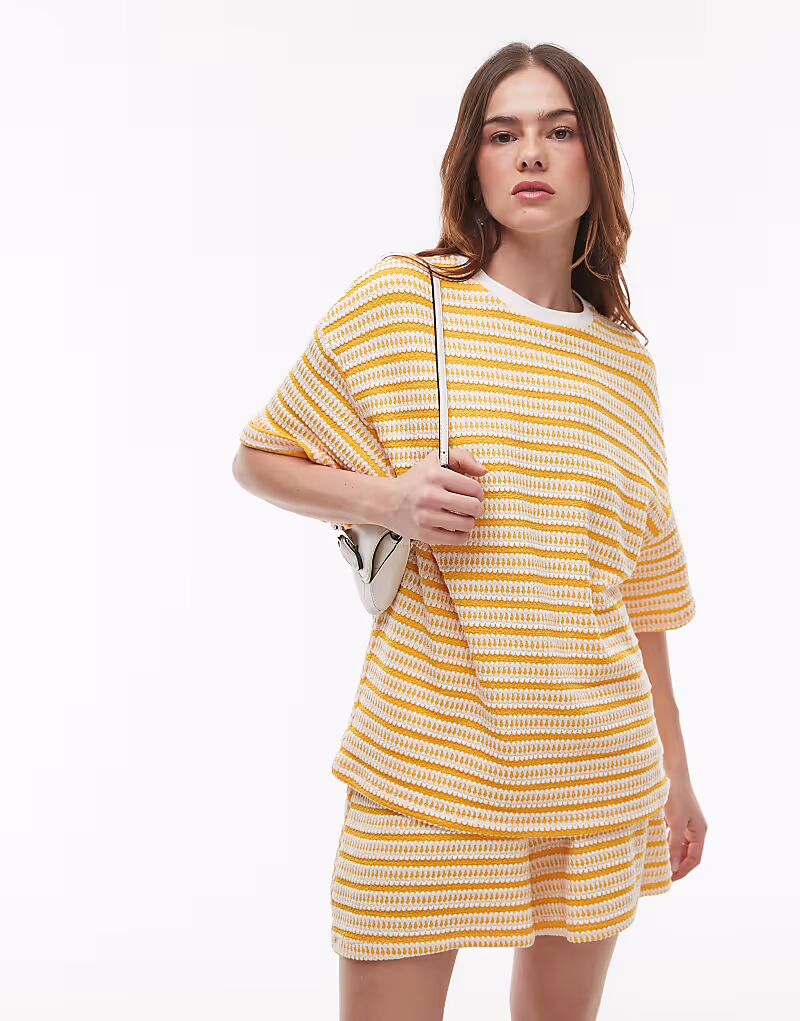 Футболка оверсайз Topshop с текстурированной полоской оранжевого цвета 
Футболка оверсайз Topshop с текстурированной полоской оранжевого цвета