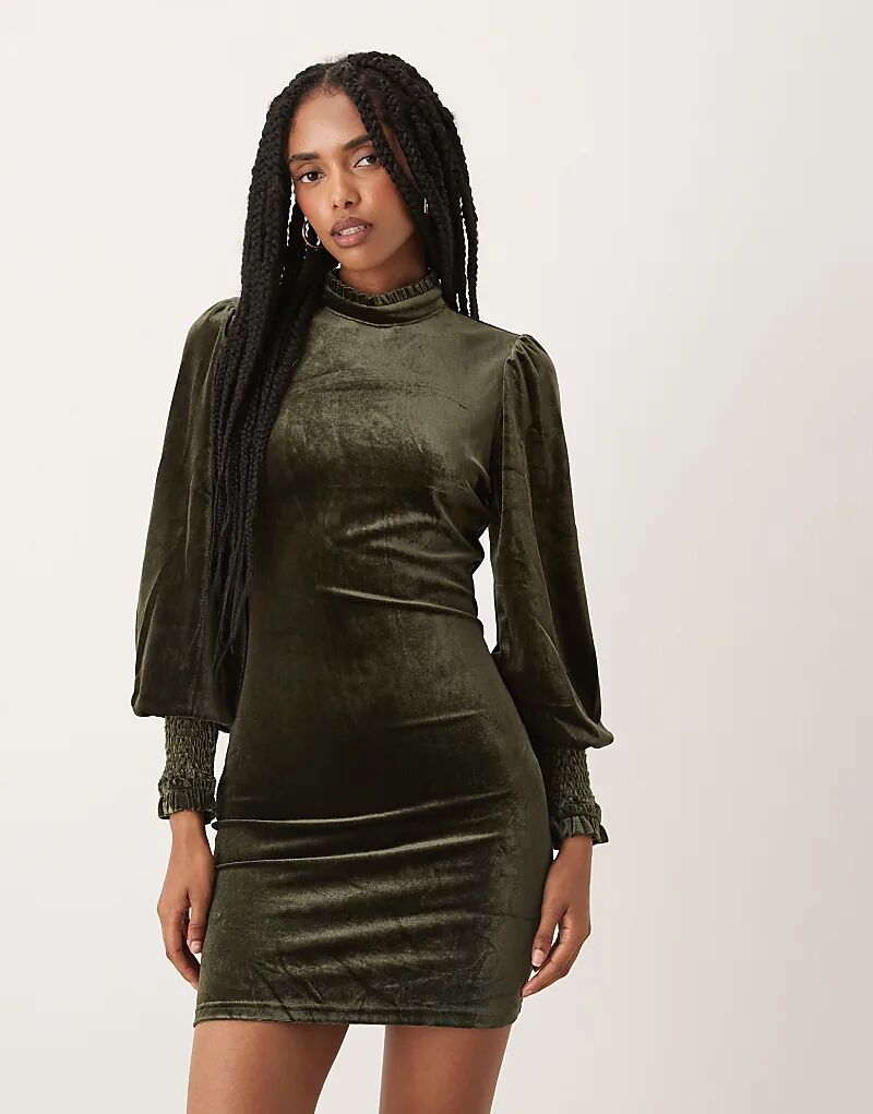 Мини-платье Collective The Label с высоким воротом и открытой спиной из темно-оливкового бархата
Мини-платье Collective The Label с высоким воротом и открытой спиной из темно-оливкового бархата