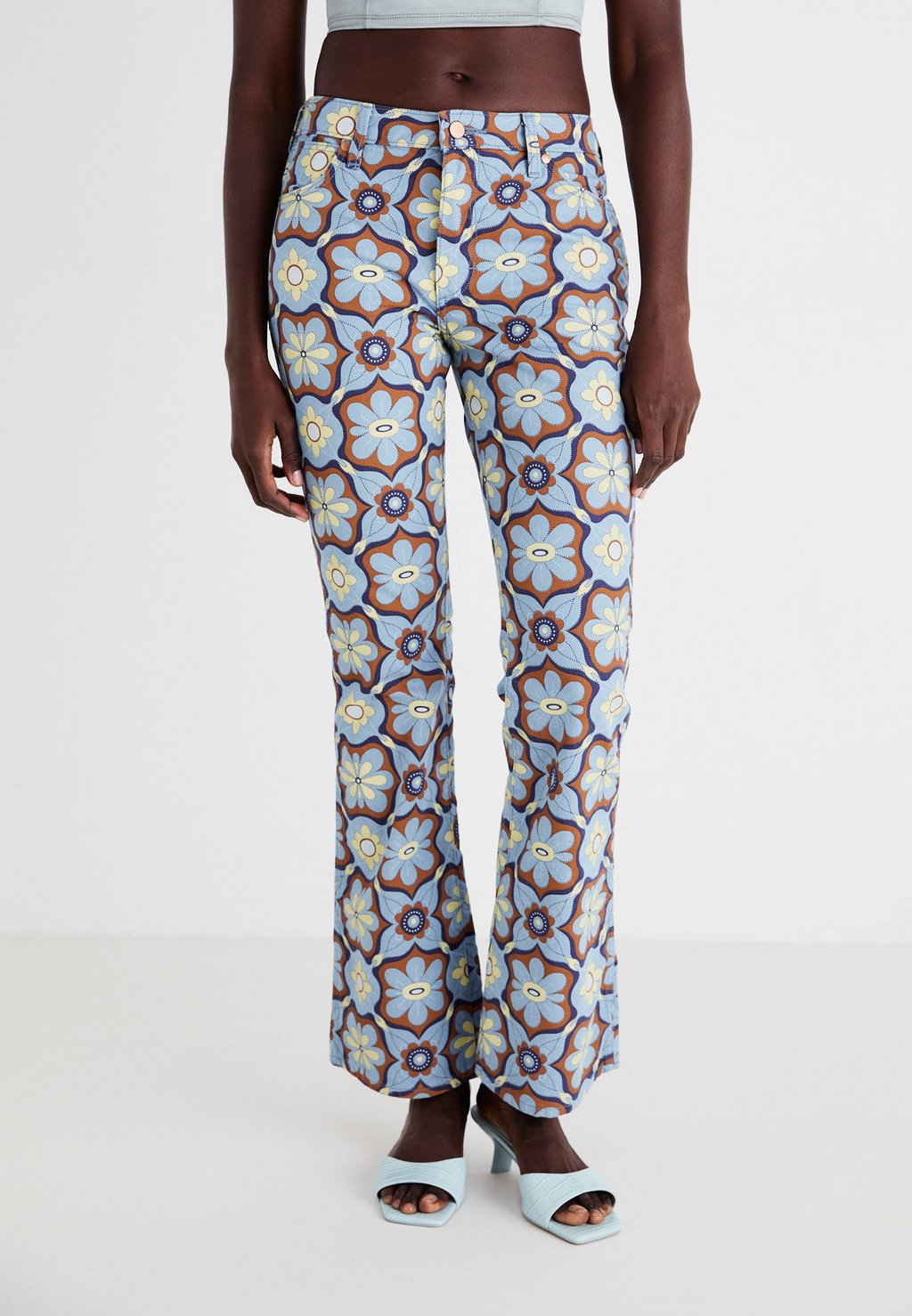 Джинсы Bootcut MID RISE BOOT Wrangler, деним
Джинсы Bootcut MID RISE BOOT Wrangler, деним