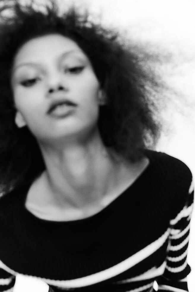 Рубашка в рубчик с вырезом-лодочкой H&M, черный
Рубашка в рубчик с вырезом-лодочкой H&M, черный