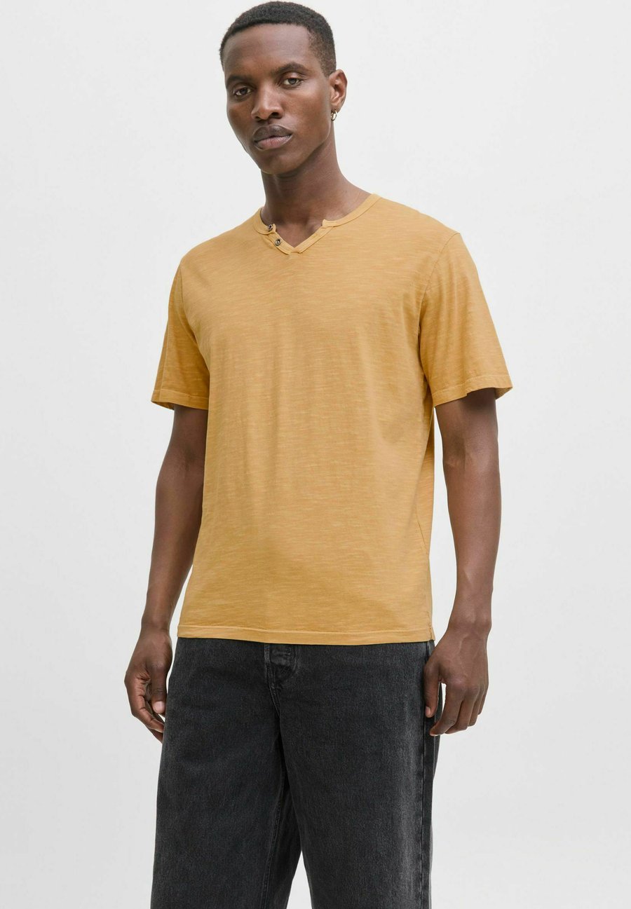 Футболка Jack & Jones ESPLIT NECK NOOS, Curry/Brown, Коричневый, Футболка Jack & Jones ESPLIT NECK NOOS, Curry/Brown
Футболка Jack & Jones ESPLIT NECK NOOS, Curry/Brown, Коричневый, Футболка Jack & Jones ESPLIT NECK NOOS, Curry/Brown