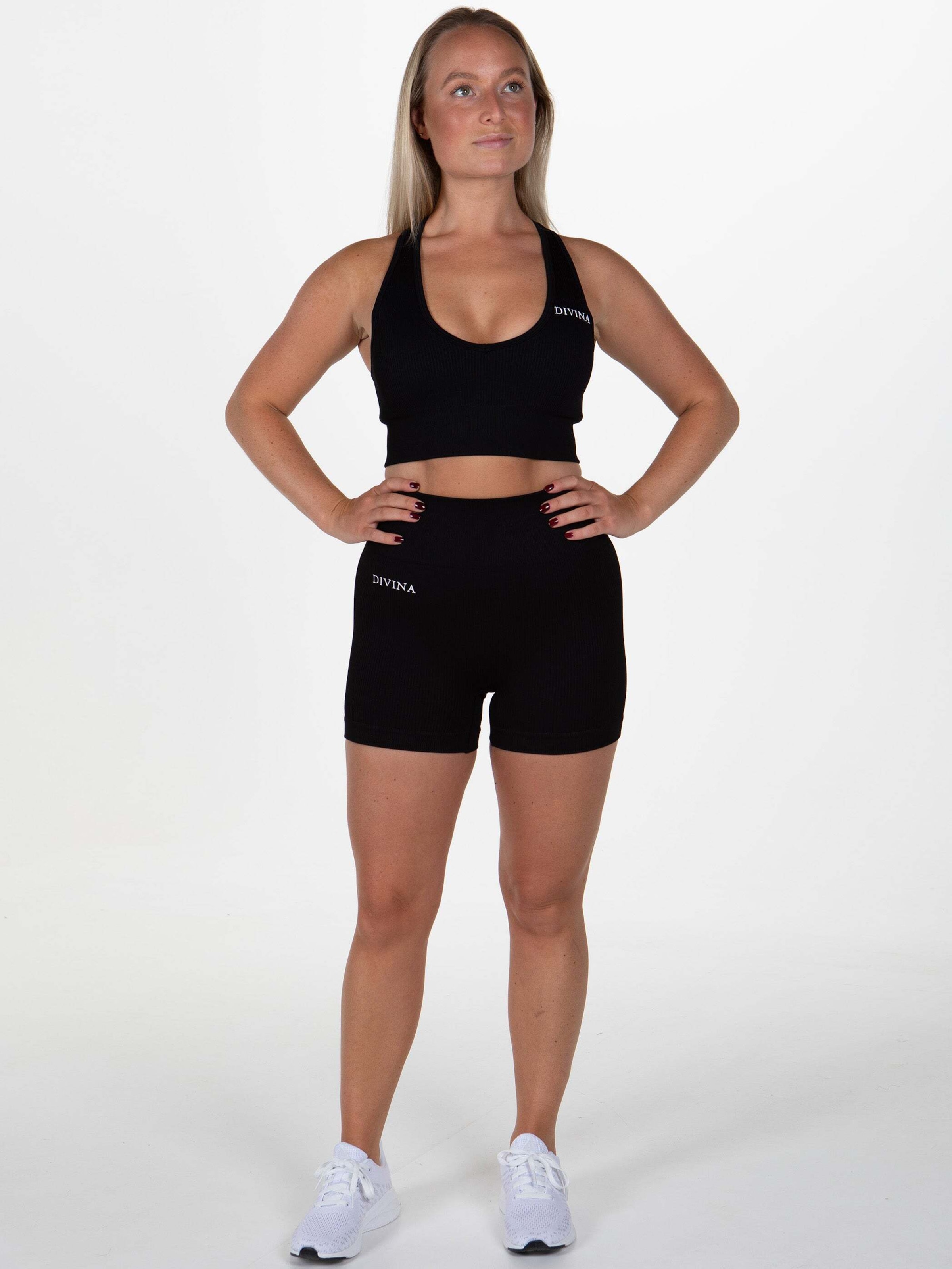 Divina Узкие спортивные шорты 'Wavy' в черном цвете
Divina Узкие спортивные шорты 'Wavy' в черном цвете