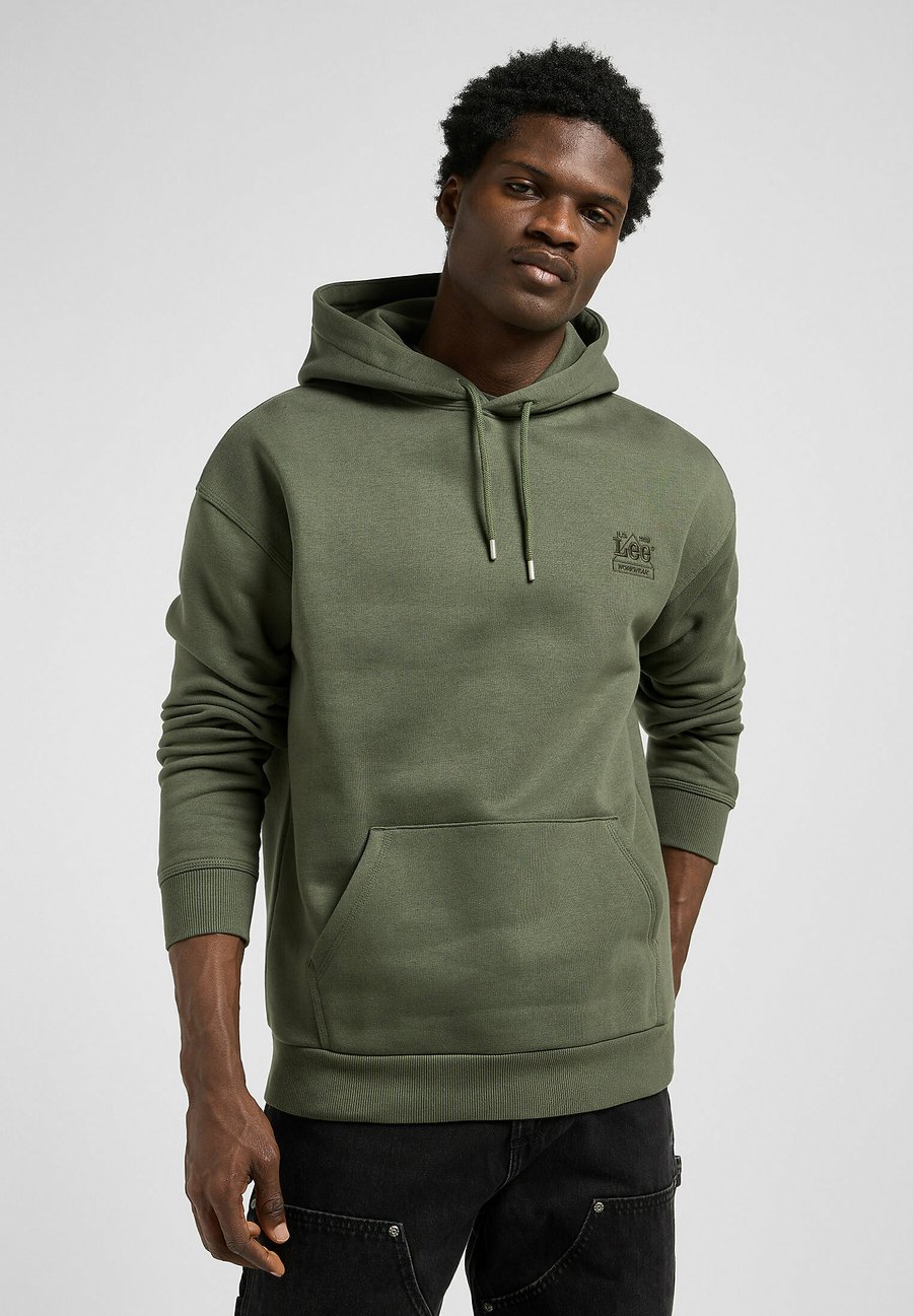 Худи Lee LONG SLEEVE ESSENTIAL FOR RELAXED FIT, Oak Moss/Dark Green, Зеленый, Худи Lee LONG SLEEVE ESSENTIAL FOR RELAXED FIT, Oak Moss/Dark Green
Худи Lee LONG SLEEVE ESSENTIAL FOR RELAXED FIT, Oak Moss/Dark Green, Зеленый, Худи Lee LONG SLEEVE ESSENTIAL FOR RELAXED FIT, Oak Moss/Dark Green