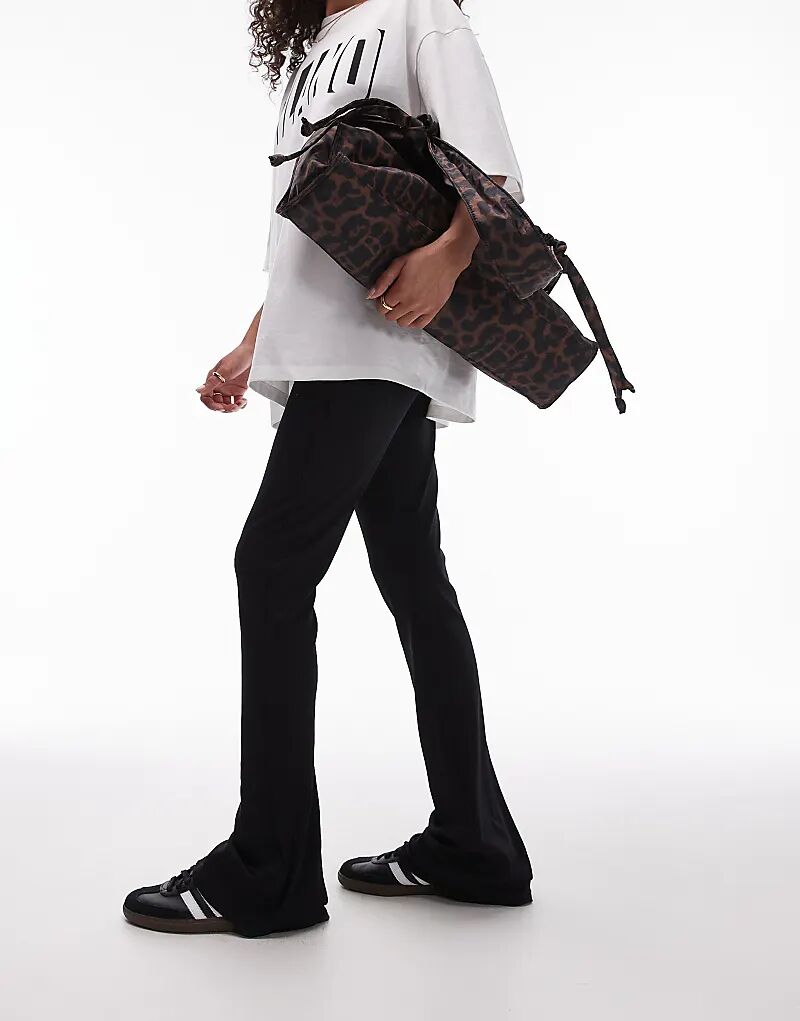 Узкие расклешенные брюки в рубчик черного цвета Topshop
Узкие расклешенные брюки в рубчик черного цвета Topshop