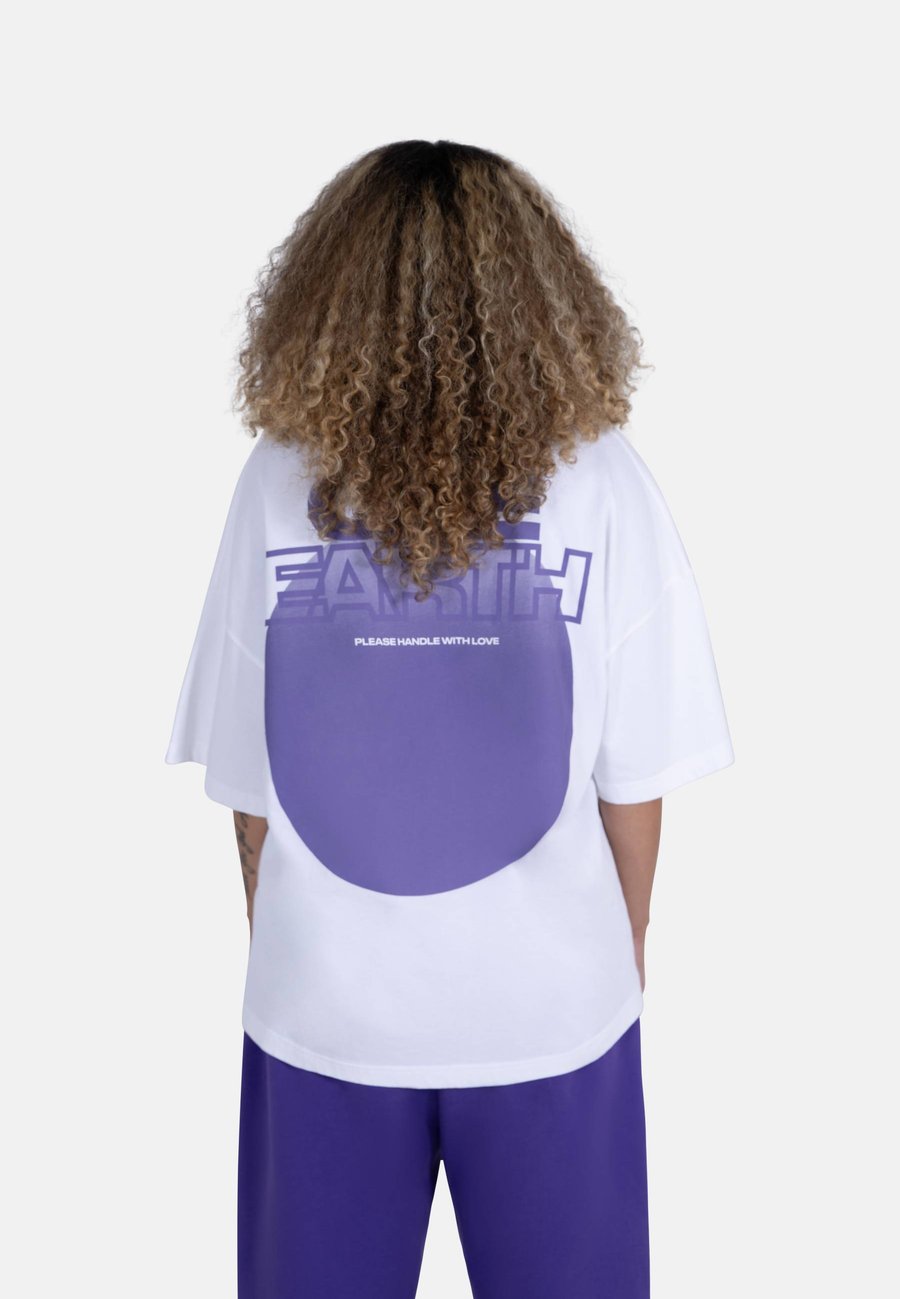 Футболка The Tracksuit Club ONE EARTH UNISEX, White, Белый, Футболка The Tracksuit Club ONE EARTH UNISEX, White
Футболка The Tracksuit Club ONE EARTH UNISEX, White, Белый, Футболка The Tracksuit Club ONE EARTH UNISEX, White