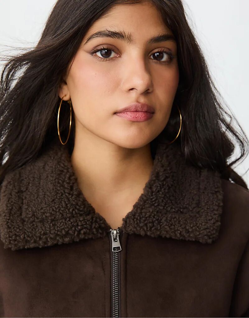 Двусторонний пиджак Stradivarius с контрастным воротником коричневого цвета
Двусторонний пиджак Stradivarius с контрастным воротником коричневого цвета