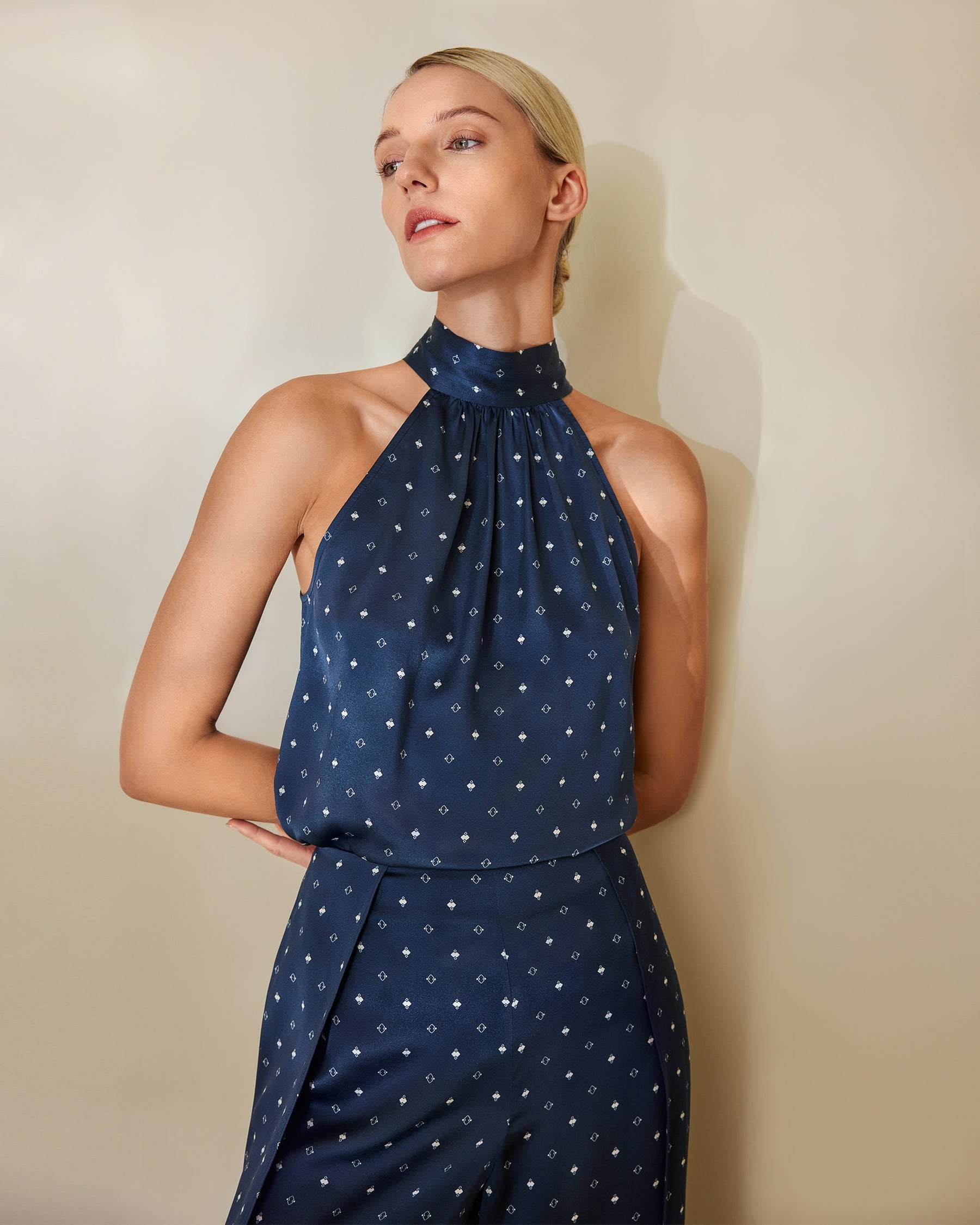 Шелковый топ с халтер-воротником для женщин LILYSIL, цвет white diamonds in blue
Шелковый топ с халтер-воротником для женщин LILYSIL, цвет white diamonds in blue