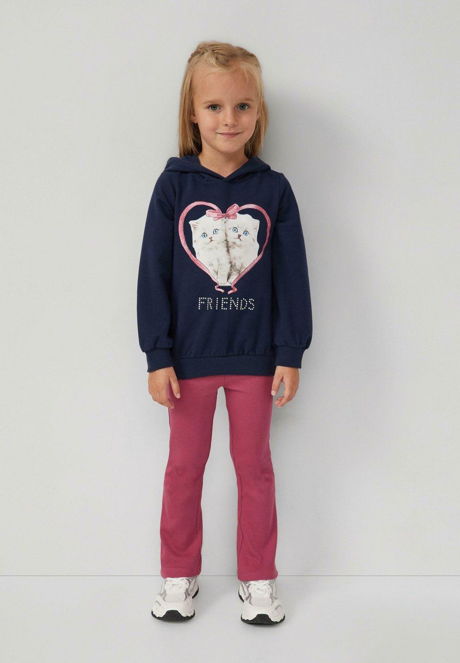 Худи s.Oliver MIT FRONT SCHMUCKSTEINEN, Tiefblau/Dark Blue
Худи s.Oliver MIT FRONT SCHMUCKSTEINEN, Tiefblau/Dark Blue