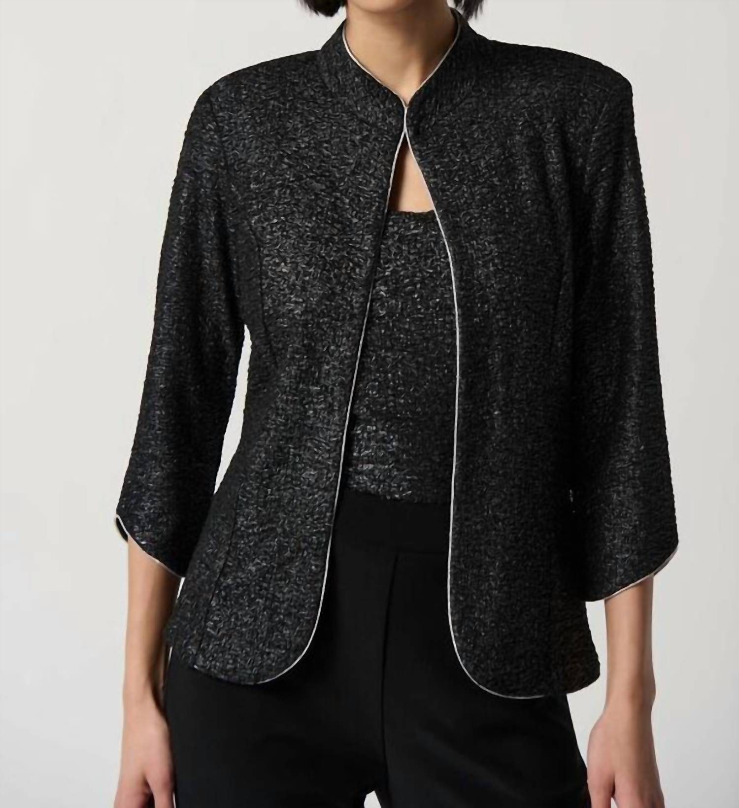 Комплект из двух частей трикотажного топа с фольгированной текстурой в черном серебристом цвете Joseph Ribkoff
Комплект из двух частей трикотажного топа с фольгированной текстурой в черном серебристом цвете Joseph Ribkoff