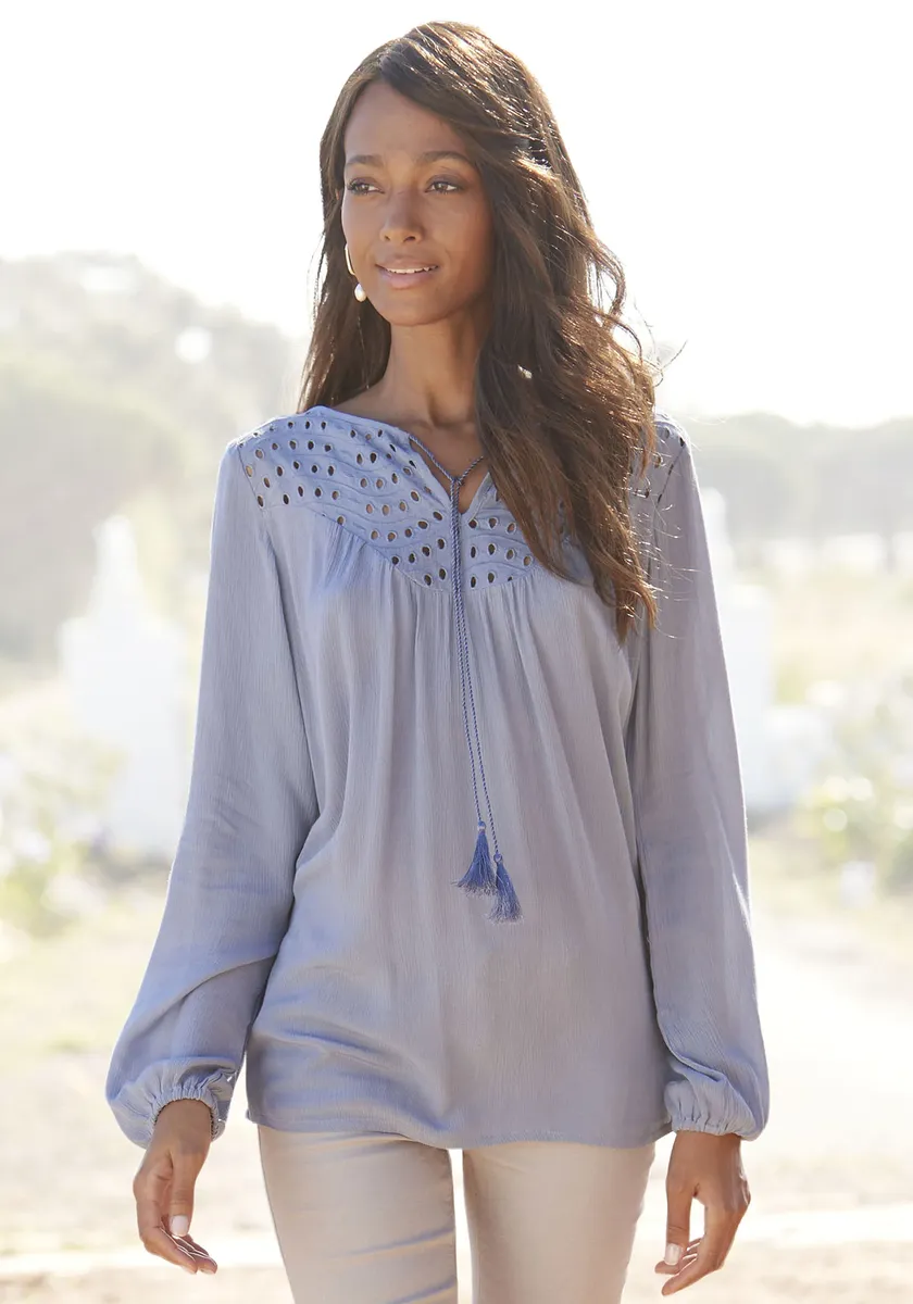 LASCANA Блузка из крепа, с вышивкой люверсов, женская блузка, свободного кроя, голубой
LASCANA Блузка из крепа, с вышивкой люверсов, женская блузка, свободного кроя, голубой