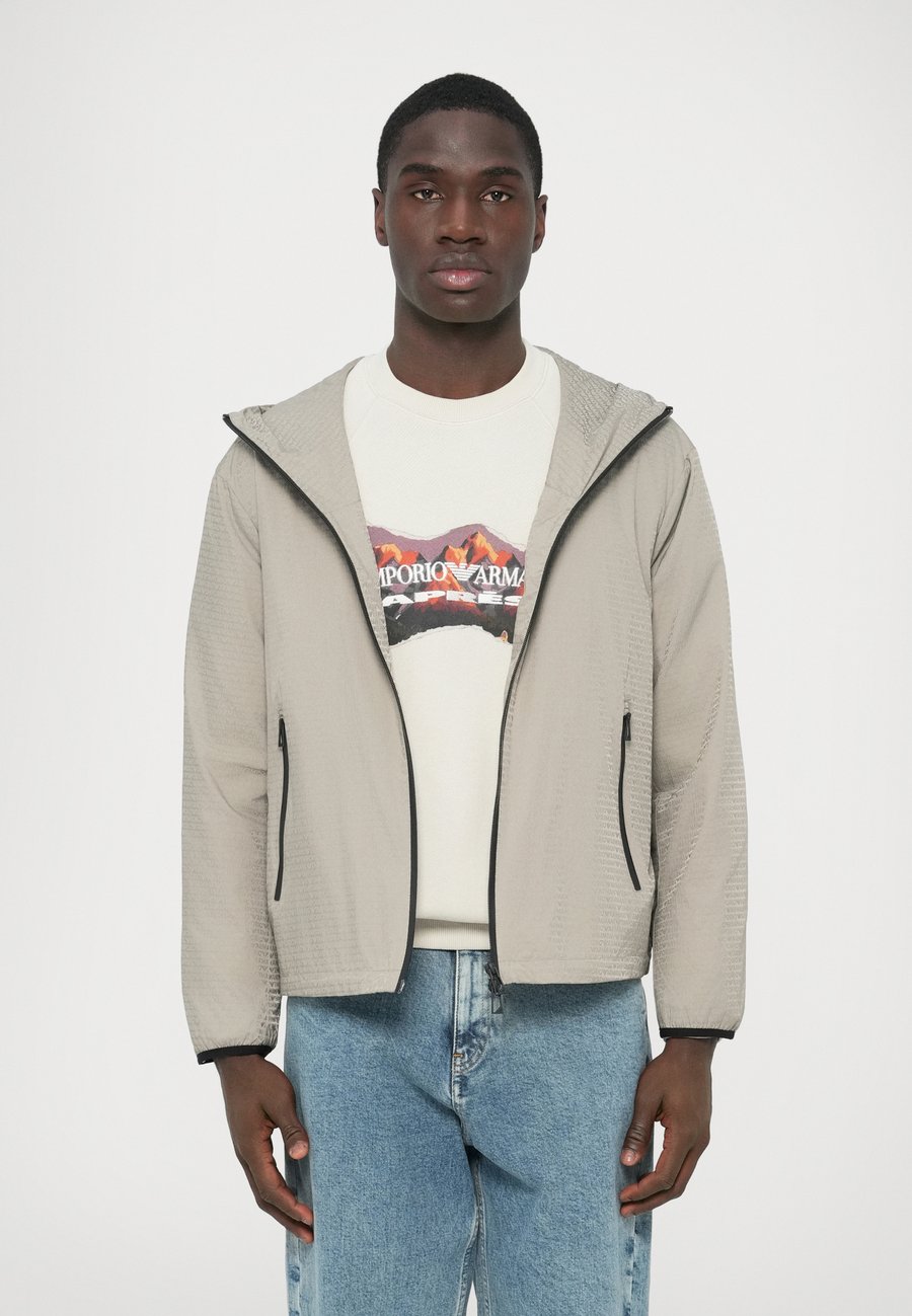 Куртка Emporio Armani BLOUSON JACKET, Mourning Dove/Grey
Куртка Emporio Armani BLOUSON JACKET, Mourning Dove/Grey