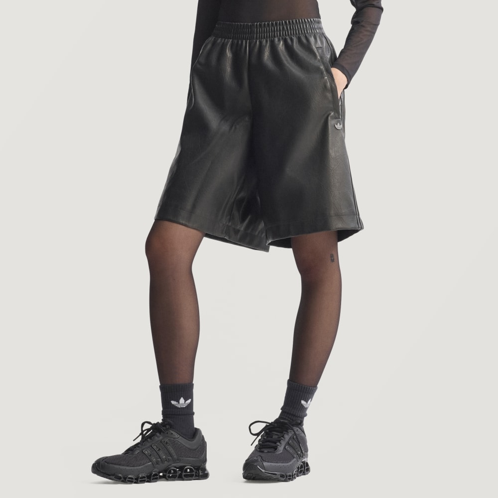 Шорты Adidas Pleather Firebird Oversized Jort, цвет Utility Black
Шорты Adidas Pleather Firebird Oversized Jort, цвет Utility Black