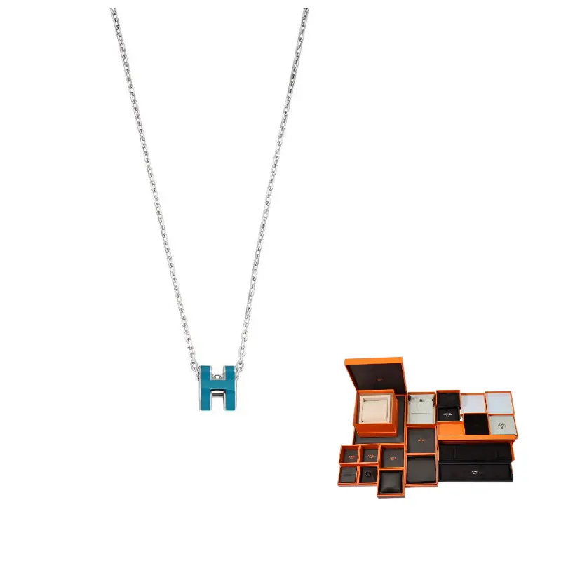 Миниатюрный кулон Pop H палладиевый оттенок HERMES, серебряный/синий
Миниатюрный кулон Pop H палладиевый оттенок HERMES, серебряный/синий