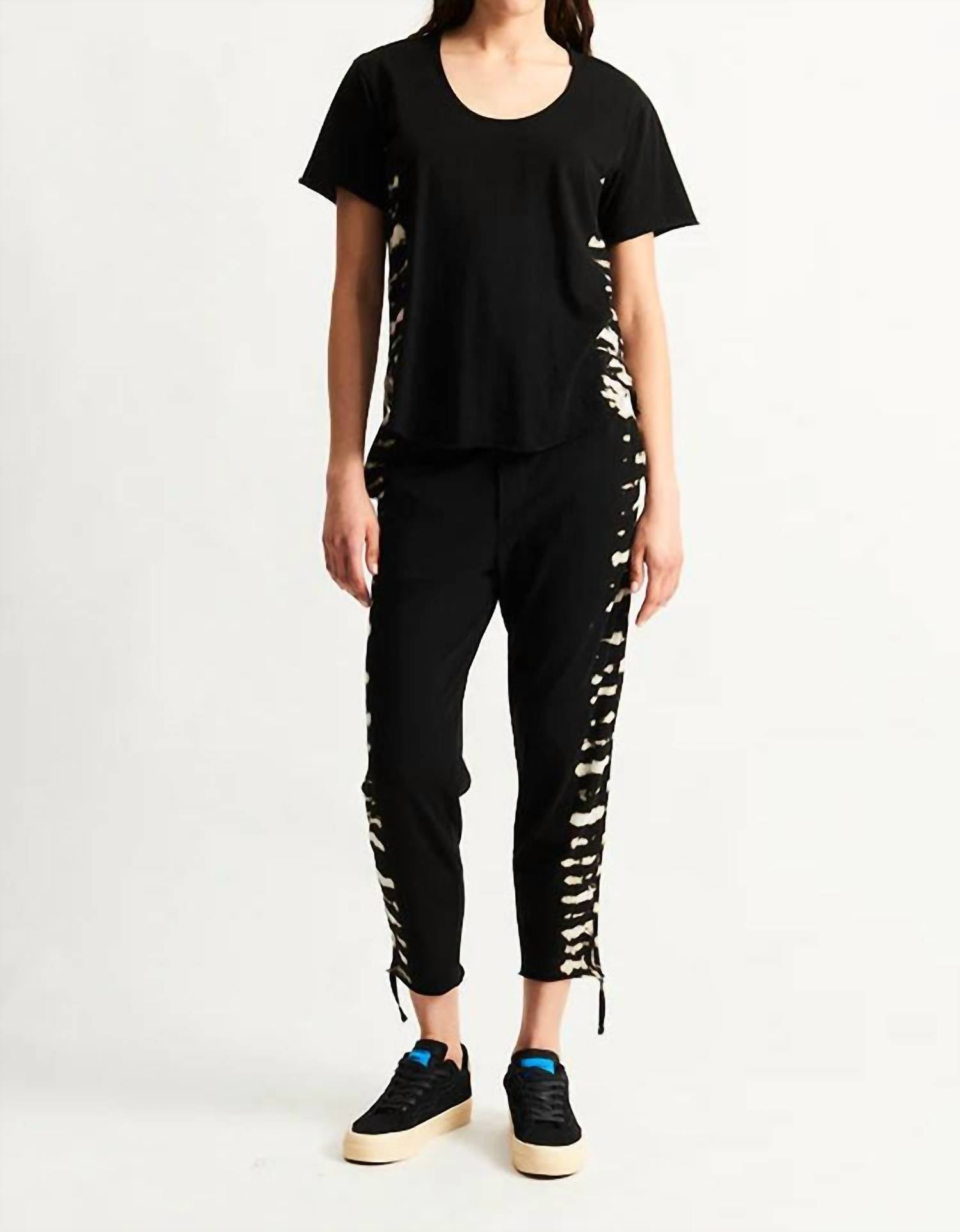 Футболка Tiger Stripe Bram в черном цвете Raquel Allegra
Футболка Tiger Stripe Bram в черном цвете Raquel Allegra