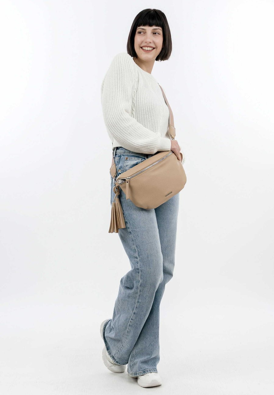 Сумка кросс-боди Emily & Noah UMHÄNGE BELLI, Sahara/Sand
Сумка кросс-боди Emily & Noah UMHÄNGE BELLI, Sahara/Sand