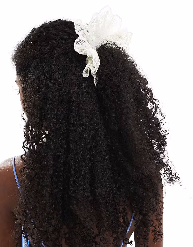 Кружевная резинка для волос, связанная крючком, бежевого цвета Monki
Кружевная резинка для волос, связанная крючком, бежевого цвета Monki