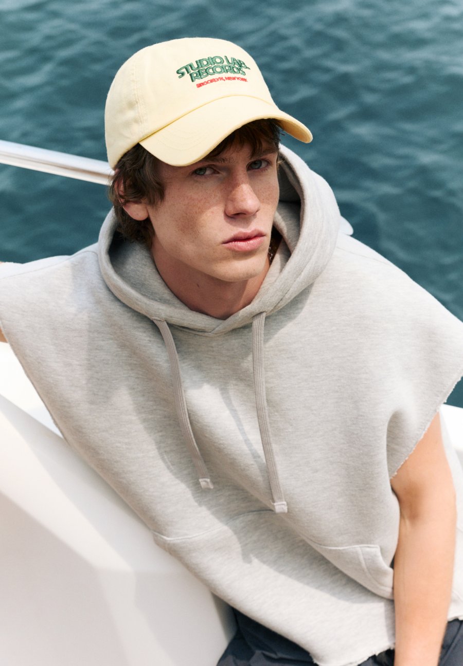 Бейсболка PULL&BEAR STUDIO LAB RECORDS, Yellow
Бейсболка PULL&BEAR STUDIO LAB RECORDS, Yellow