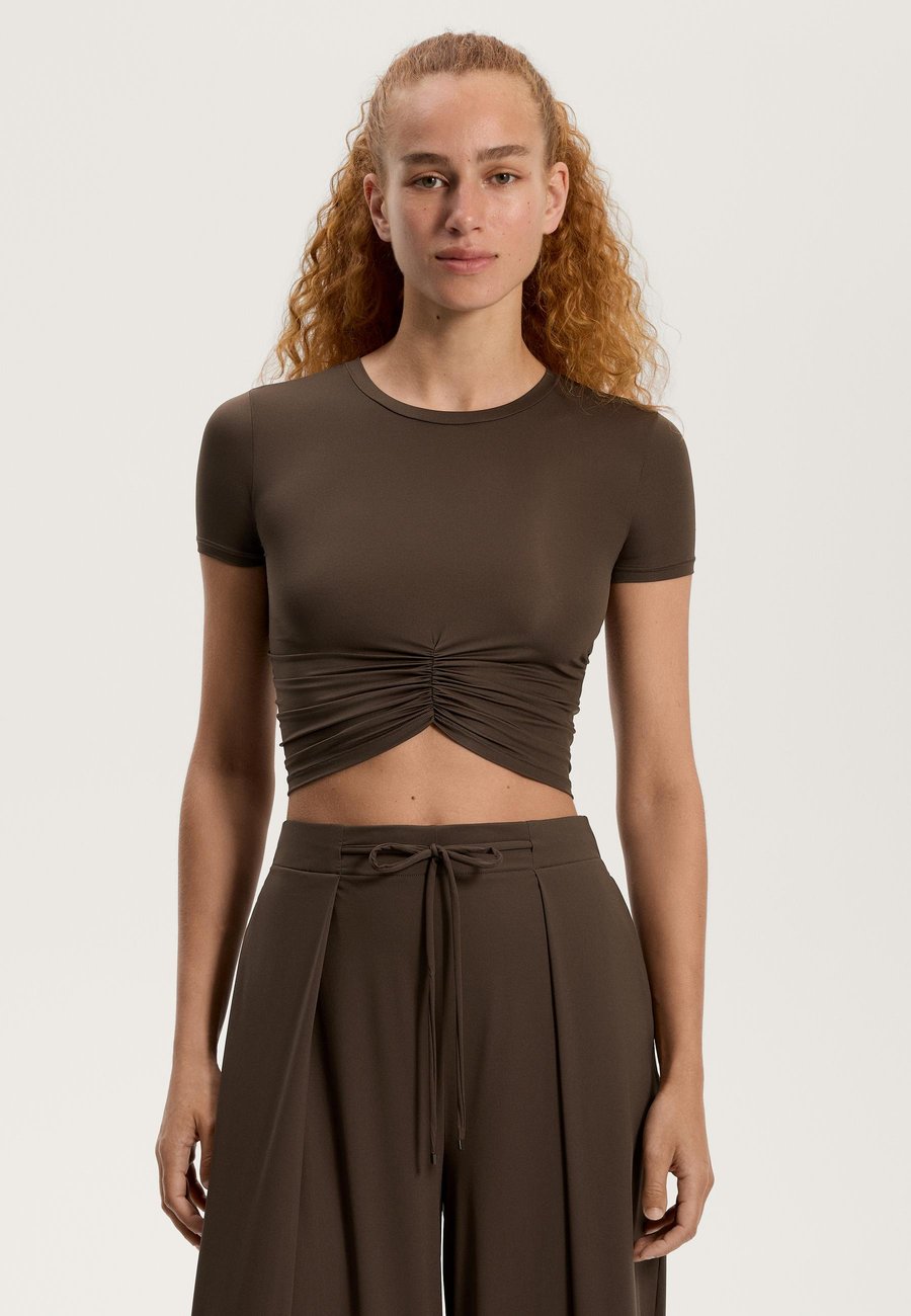 Футболка OYSHO SHORT-SLEEVES CROP RUCHED, Brown
Футболка OYSHO SHORT-SLEEVES CROP RUCHED, Brown