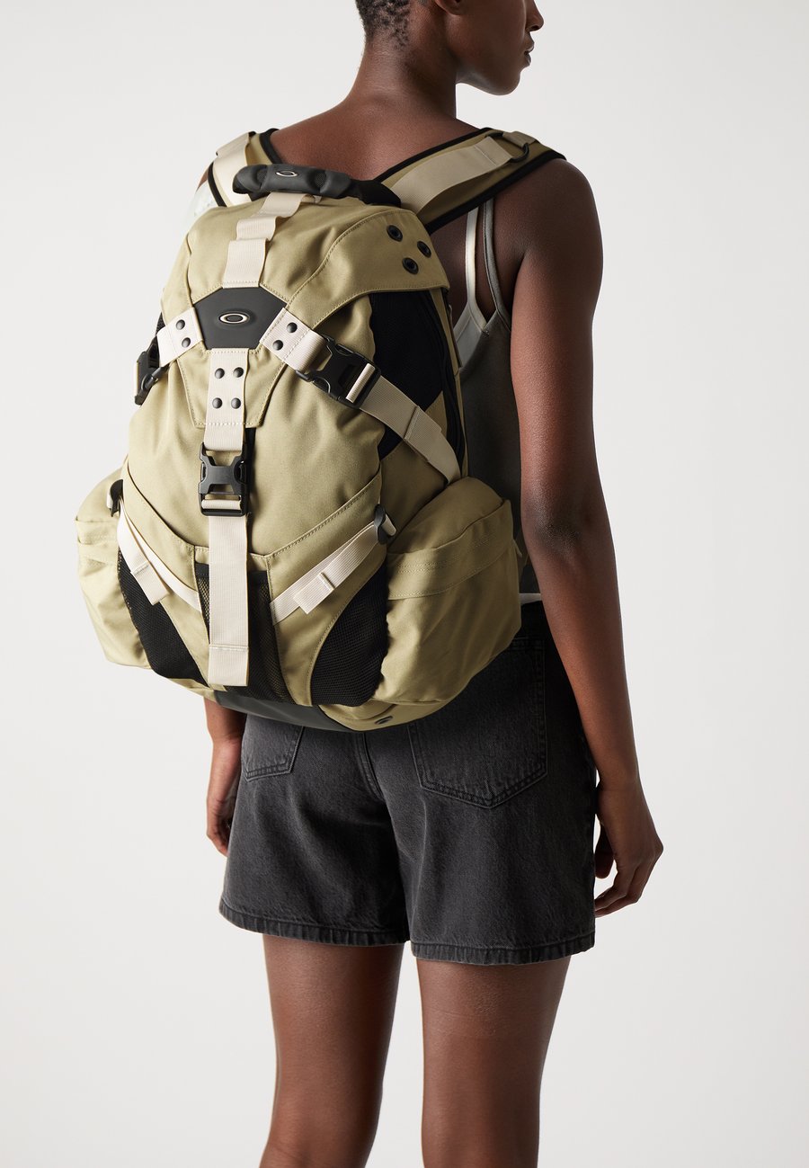 Рюкзак Oakley ICON BACKPACK UNISEX, Pebble/Mist/Sand
Рюкзак Oakley ICON BACKPACK UNISEX, Pebble/Mist/Sand