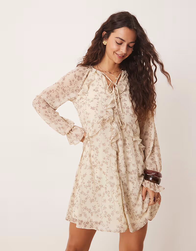 Мини-платье New Look из шифона с белым цветочным узором
Мини-платье New Look из шифона с белым цветочным узором