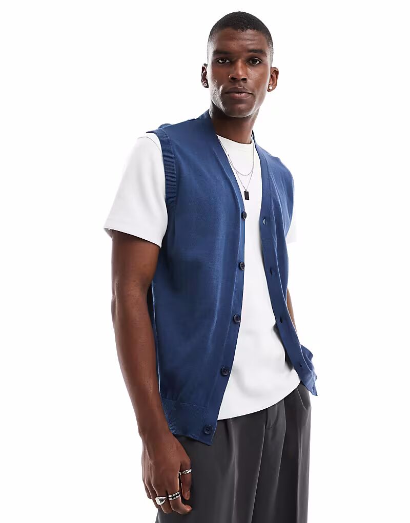 Потертый трикотажный жилет на пуговицах цвета синего денима
Потертый трикотажный жилет на пуговицах цвета синего денима