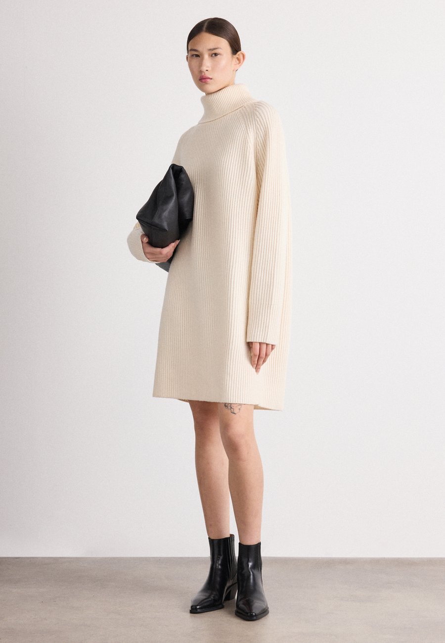 Платье BOSS FOCLORE, Open White/Off-White
Платье BOSS FOCLORE, Open White/Off-White