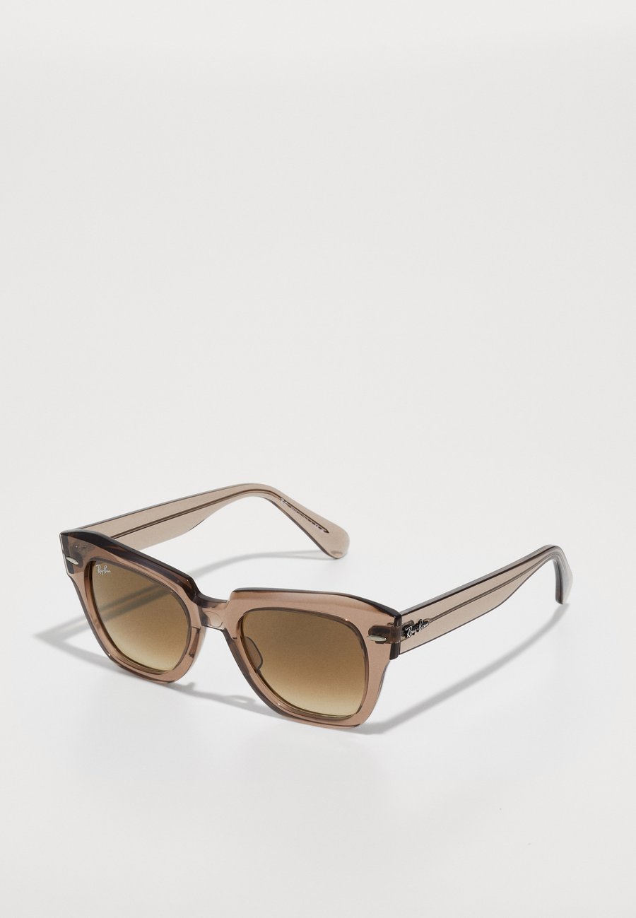 Солнцезащитные очки Ray-Ban STATE STREET, Transparent Light Brown / Gradient Brown/Light Brown
Солнцезащитные очки Ray-Ban STATE STREET, Transparent Light Brown / Gradient Brown/Light Brown