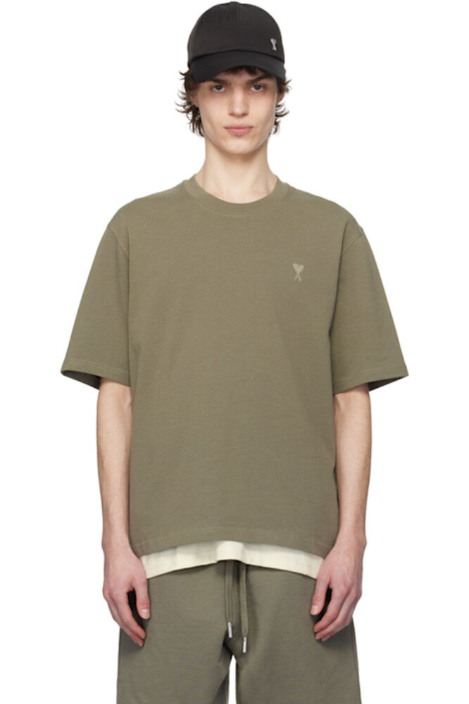 Серо-коричневая хлопковая футболка в тон Ami de Coeur AMI Paris
Серо-коричневая хлопковая футболка в тон Ami de Coeur AMI Paris