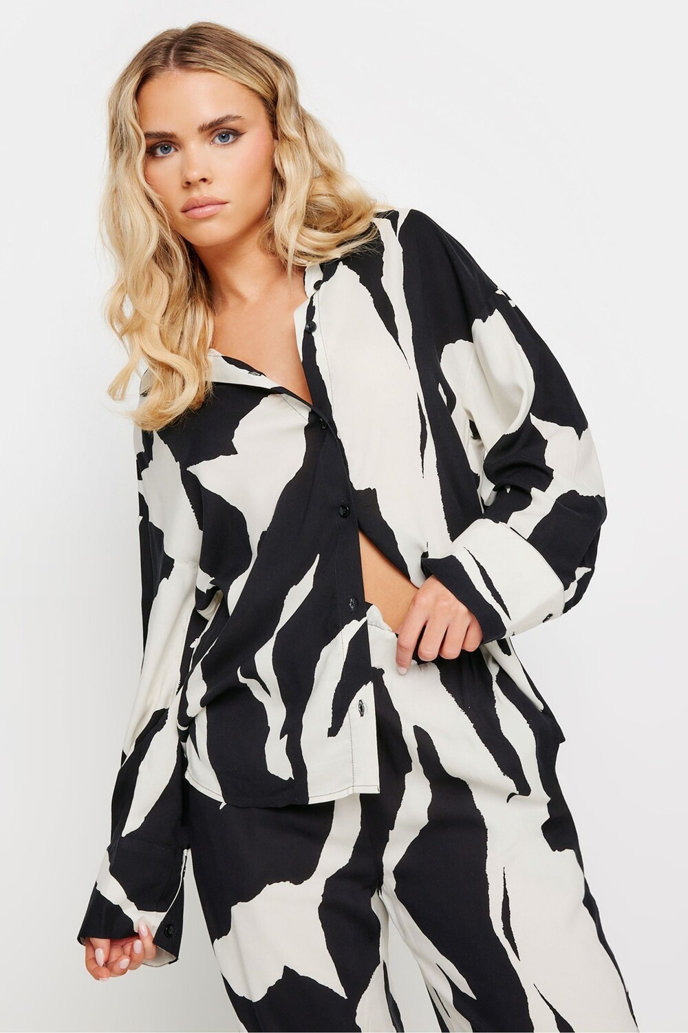 Рубашка с монохромным абстрактным принтом Pixiegirl Petite, черный
Рубашка с монохромным абстрактным принтом Pixiegirl Petite, черный