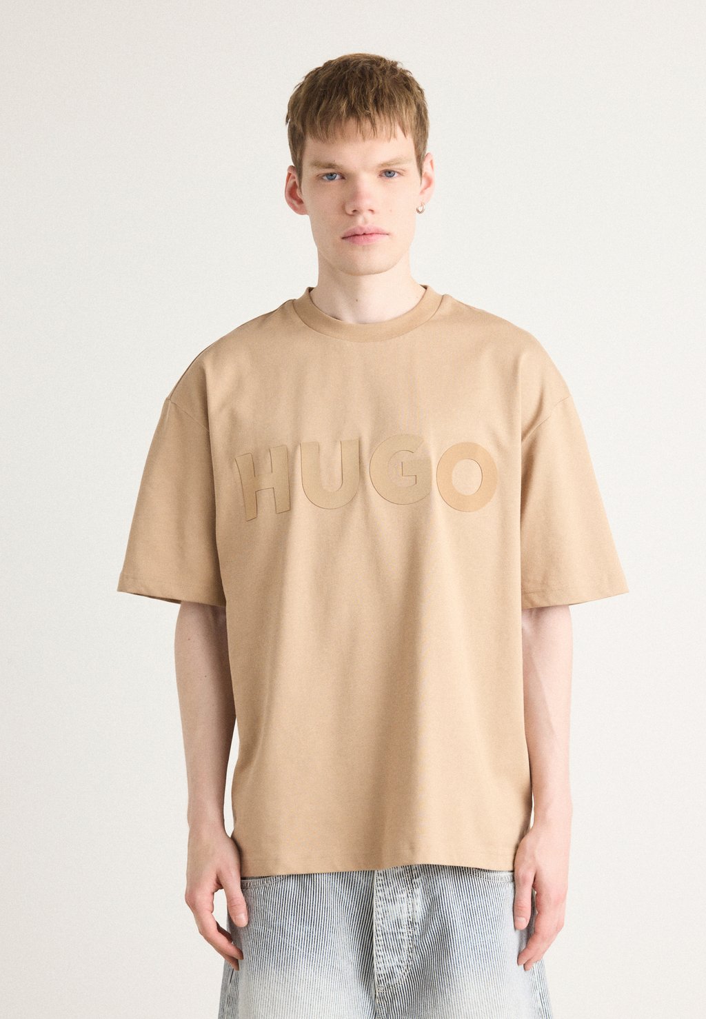 Футболка с принтом DINKEE HUGO, бежевый
Футболка с принтом DINKEE HUGO, бежевый