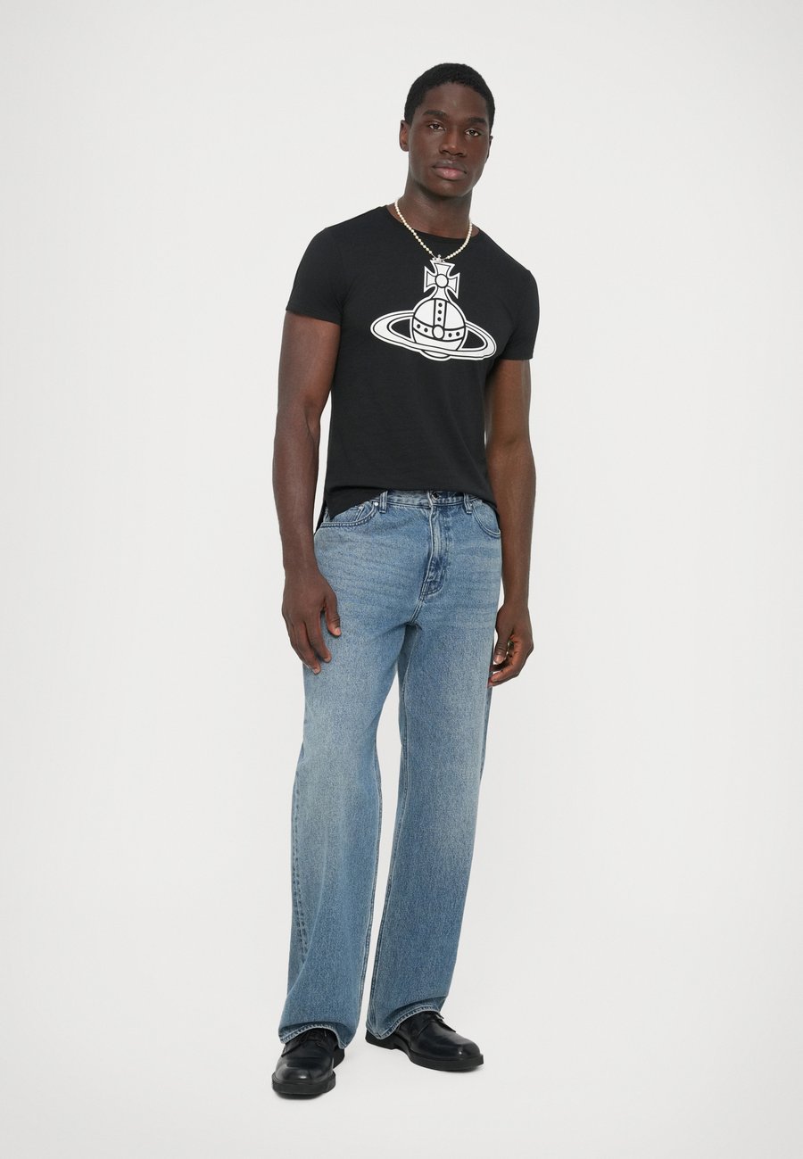 Футболка Vivienne Westwood PARIS ORB PERU UNISEX, Black, Черный, Футболка Vivienne Westwood PARIS ORB PERU UNISEX, Black
Футболка Vivienne Westwood PARIS ORB PERU UNISEX, Black, Черный, Футболка Vivienne Westwood PARIS ORB PERU UNISEX, Black