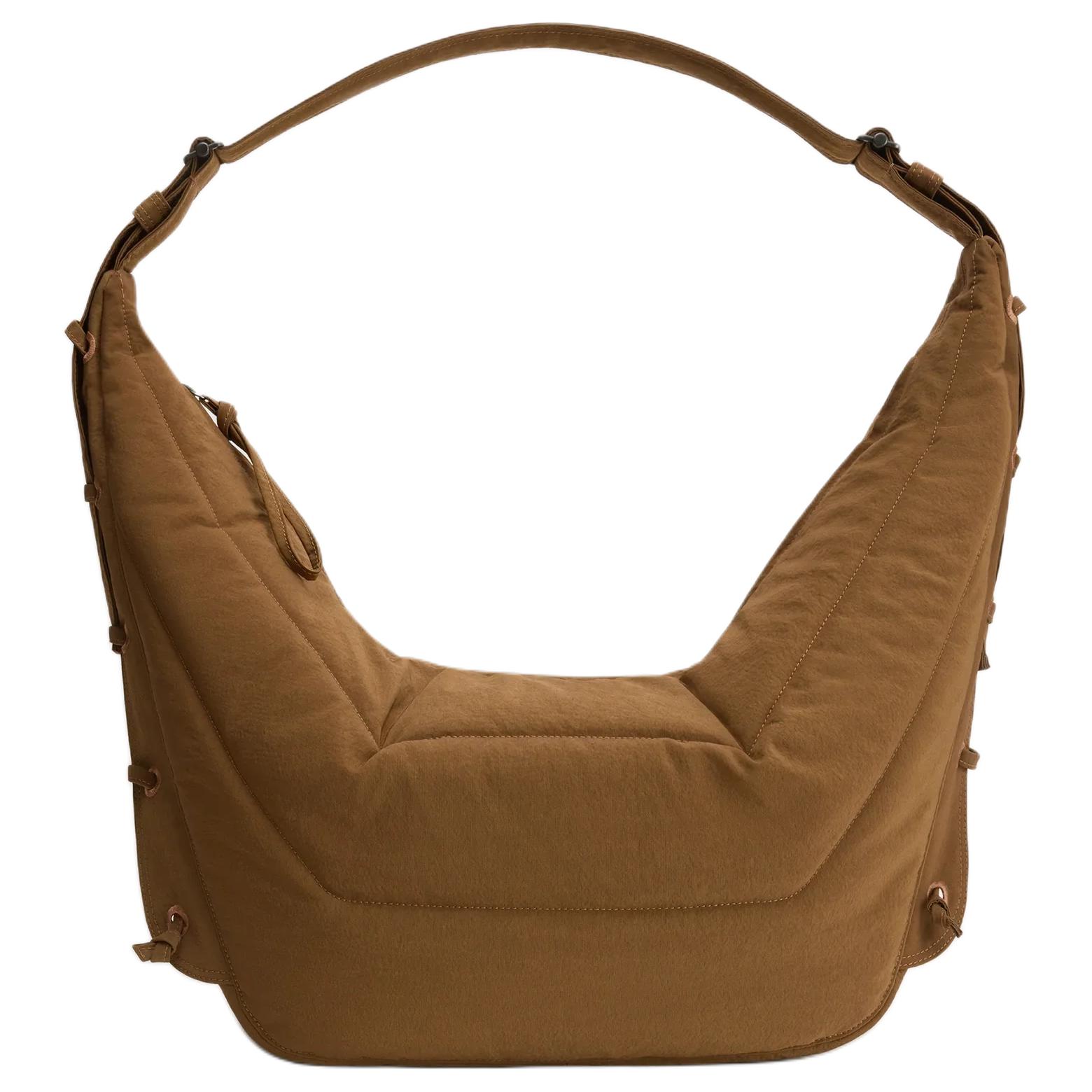 Lemaire Большая тканевая плечевая сумка унисекс карамельно-коричневого цвета
Lemaire Большая тканевая плечевая сумка унисекс карамельно-коричневого цвета