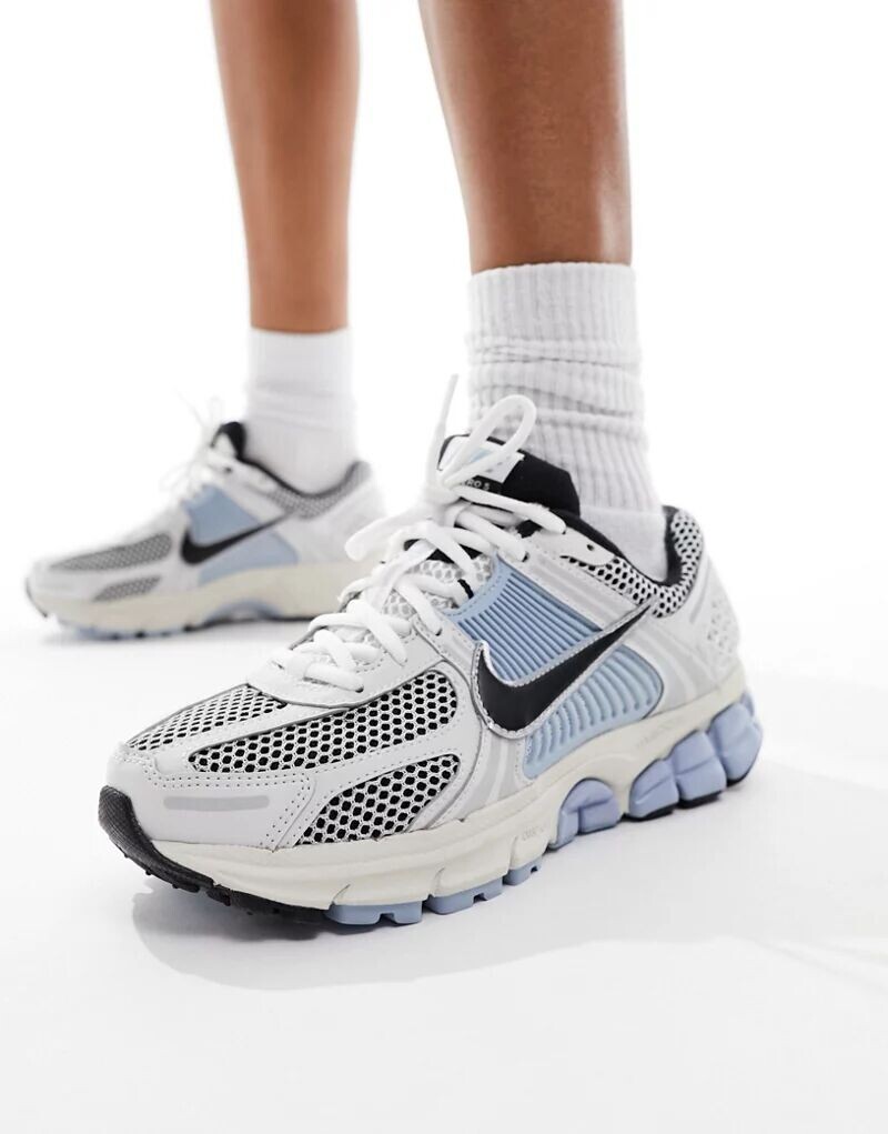 Светло-серые и синие кроссовки Nike Zoom Vomero 5, Синий, Светло-серые и синие кроссовки Nike Zoom Vomero 5
Светло-серые и синие кроссовки Nike Zoom Vomero 5, Синий, Светло-серые и синие кроссовки Nike Zoom Vomero 5