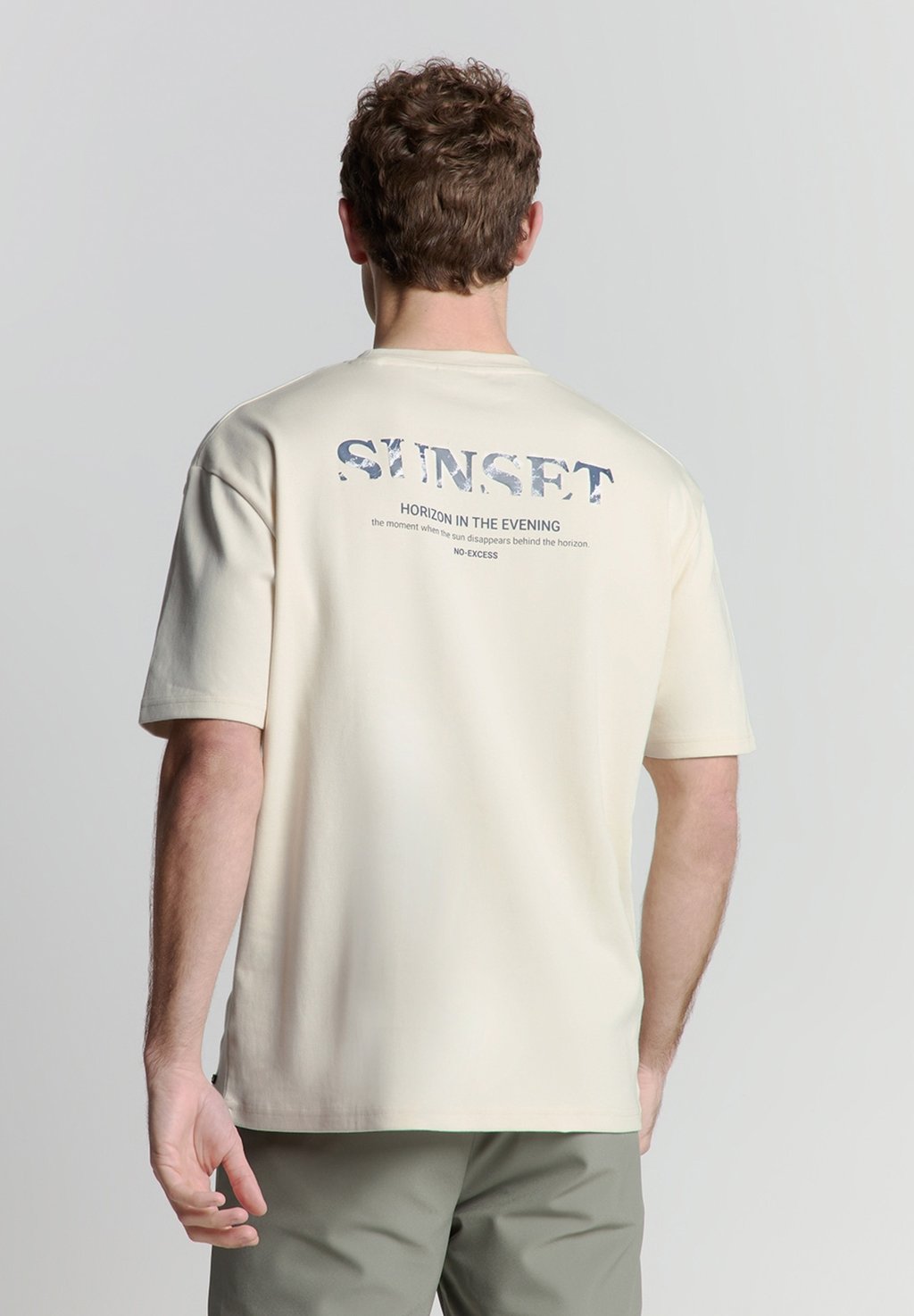 Футболка с принтом CREWNECK NO EXCESS, кремовый 
Футболка с принтом CREWNECK NO EXCESS, кремовый