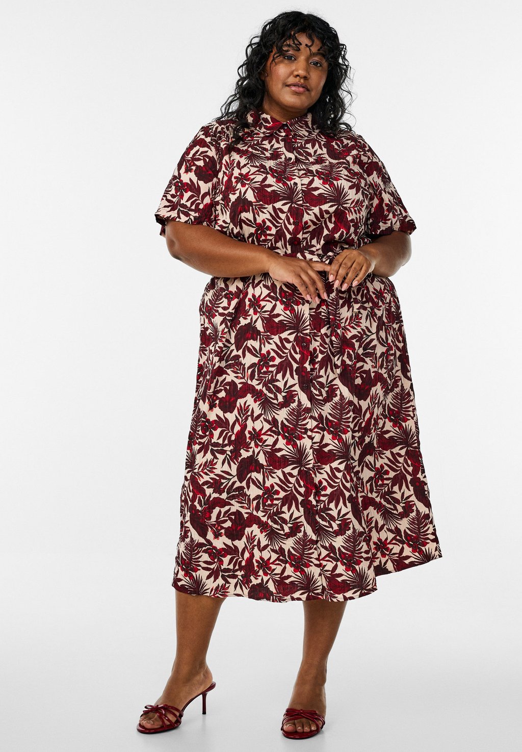 Платье-рубашка GEBLÜMTES IN MIDI-LÄNGE Zizzi, красный
Платье-рубашка GEBLÜMTES IN MIDI-LÄNGE Zizzi, красный