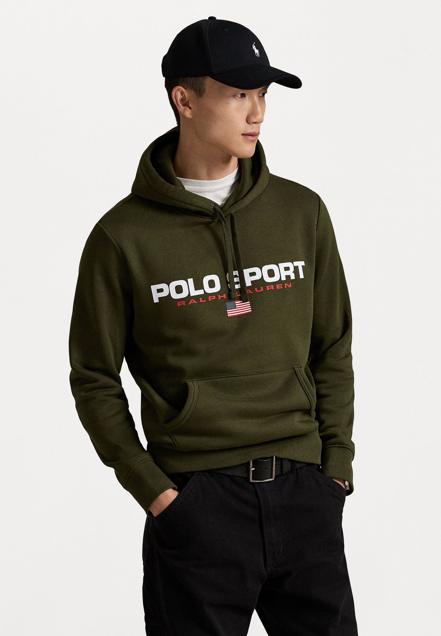 Худи Polo Ralph Lauren POLO SPORT HOODIE UNISEX, Company Olive/Dark Blue
Худи Polo Ralph Lauren POLO SPORT HOODIE UNISEX, Company Olive/Dark Blue