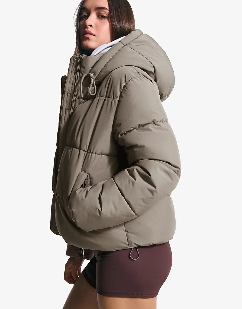 Пуховик Bershka с капюшоном цвета хаки
Пуховик Bershka с капюшоном цвета хаки