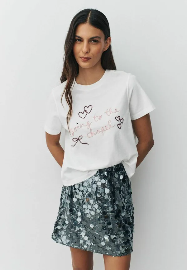 Футболка прямого кроя с декором, свадебным принтом и надписью «иду в часовню», с коротким рукавом. Next, White, Белый, Футболка прямого кроя с декором, свадебным принтом и надписью «иду в часовню», с коротким рукавом. Next, White
Футболка прямого кроя с декором, свадебным принтом и надписью «иду в часовню», с коротким рукавом. Next, White, Белый, Футболка прямого кроя с декором, свадебным принтом и надписью «иду в часовню», с коротким рукавом. Next, White