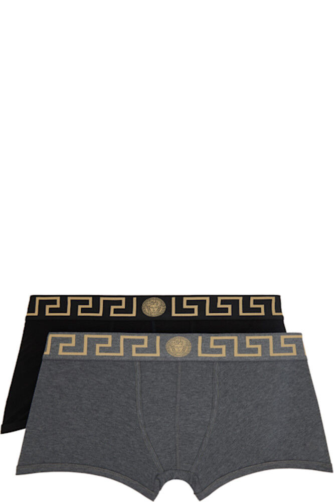 Двое пар трусов-боксеров с черно-серым узором Greca Border Versace Underwear
Двое пар трусов-боксеров с черно-серым узором Greca Border Versace Underwear