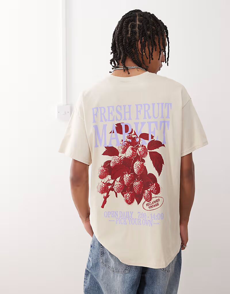 Футболка свободного покроя из хлопка Reclaimed Vintage бежевого цвета с принтом фруктового рынка на спине
Футболка свободного покроя из хлопка Reclaimed Vintage бежевого цвета с принтом фруктового рынка на спине