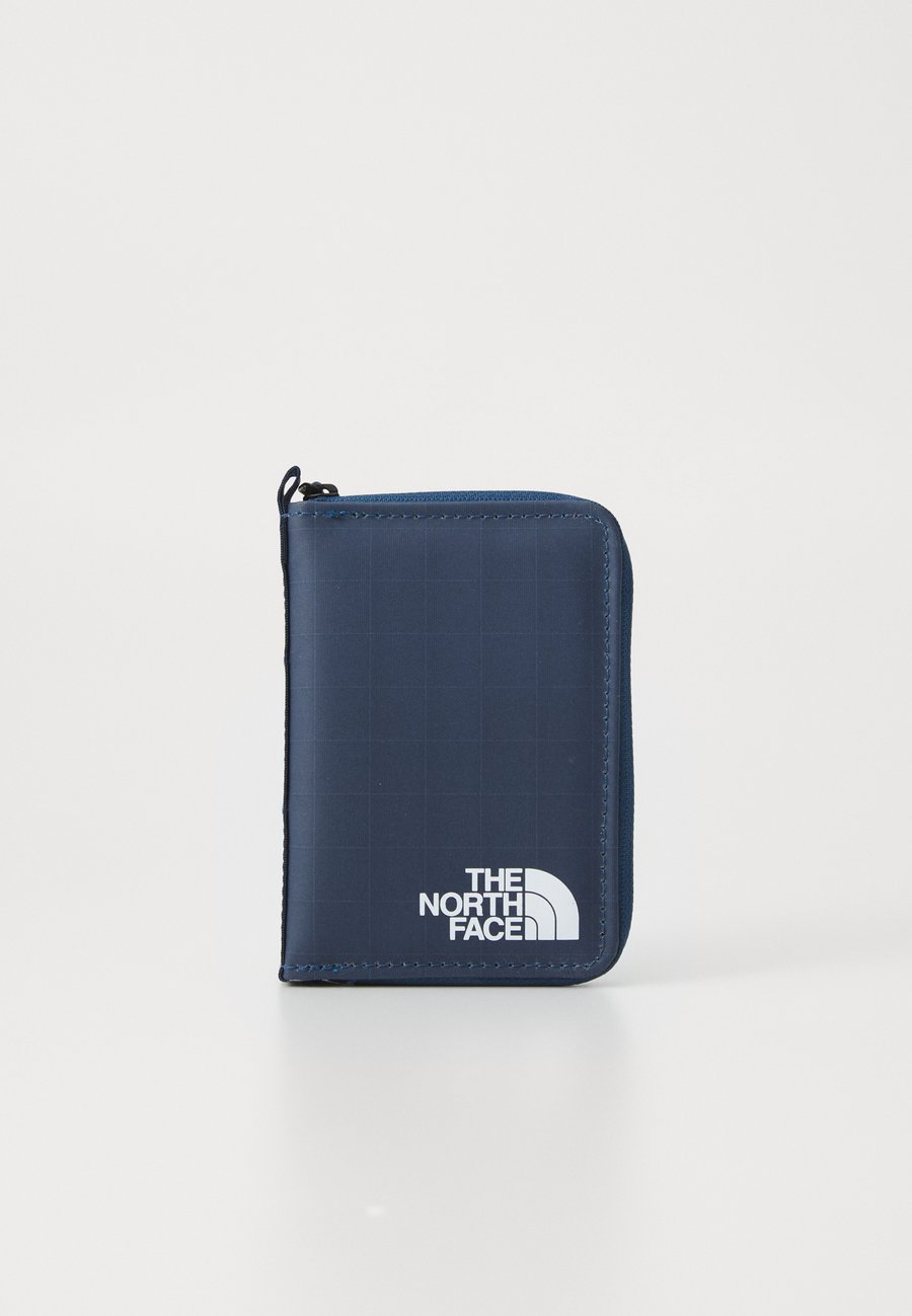 Кошелек The North Face BASE CAMP VOYAGER WALLET, Shady Blue/Summit Navy/Blue
Кошелек The North Face BASE CAMP VOYAGER WALLET, Shady Blue/Summit Navy/Blue