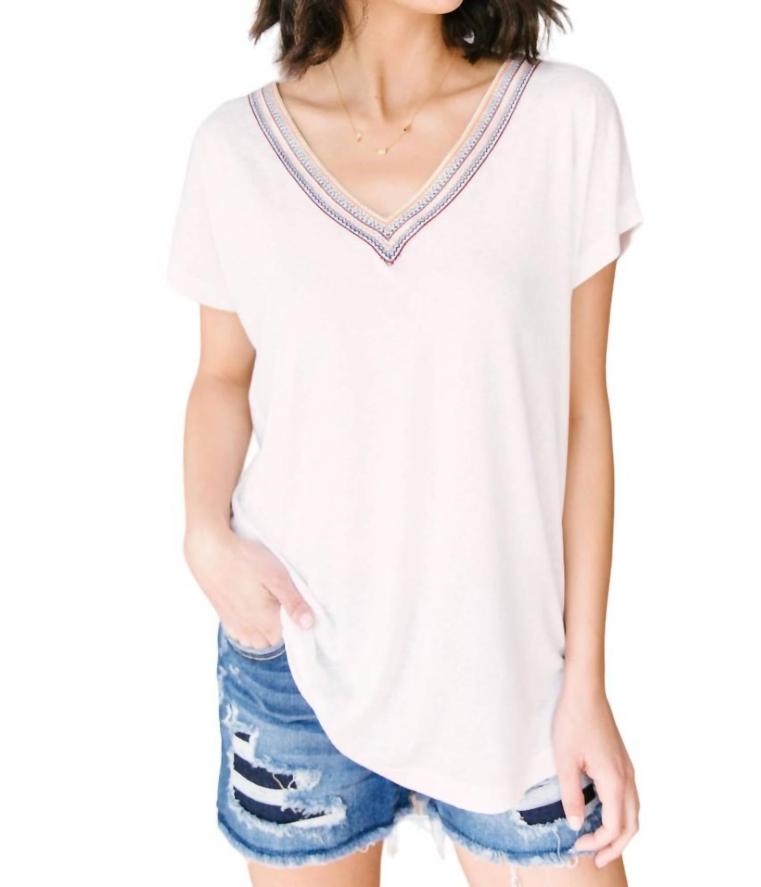 Топ с радужной лентой цвета Off-White Cozy Casual
Топ с радужной лентой цвета Off-White Cozy Casual