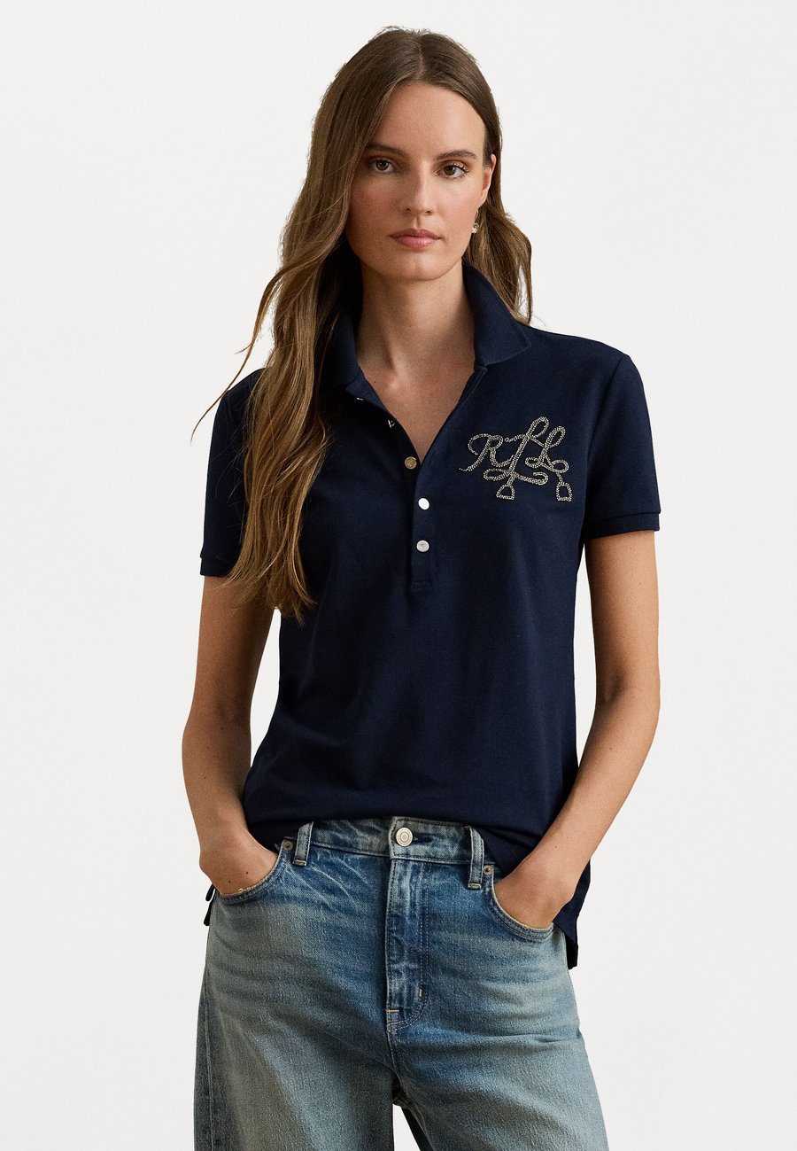 Поло Lauren Ralph Lauren BEADED LOGO COTTON PIQUÉ POLO SHIRT, Navy/Dark Blue
Поло Lauren Ralph Lauren BEADED LOGO COTTON PIQUÉ POLO SHIRT, Navy/Dark Blue